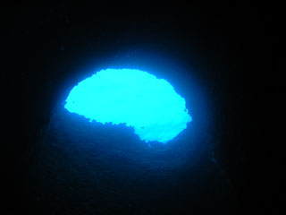 青い穴