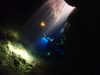 洞窟に差し込む光
