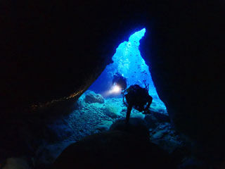 洞窟の入り口
